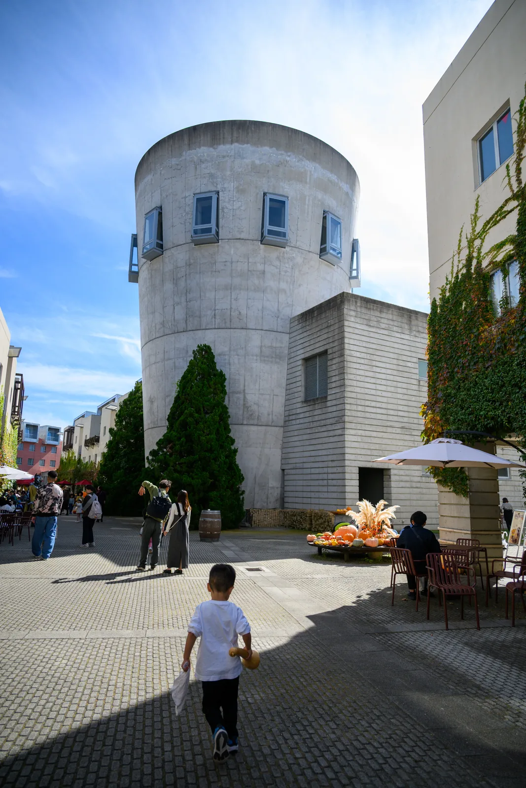 円柱形の建物を見上げた写真。広角24mmで空まで入っている